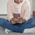 ¿Se observan impactos desfavorables en el proceso educativo de los niños debido al uso prematuro de dispositivos móviles inteligentes? Advierten sobre posibles consecuencias negativas.
