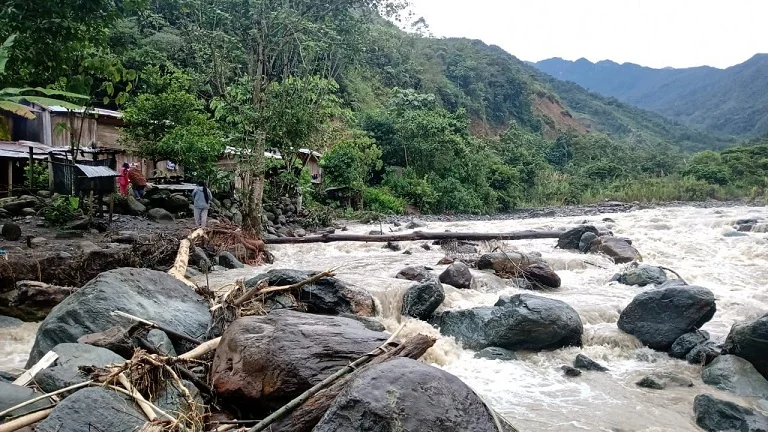 Las intensas lluvias provocan la caída de seis puentes y generan aislamiento en diversas áreas del distrito de Marías.