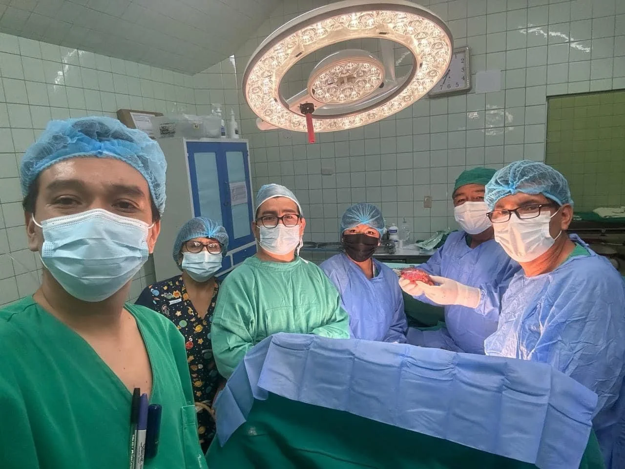 ¡Hitos médicos en EsSalud Huánuco! Realizan con éxito la primera nefrectomía laparoscópica para extirpar un riñón con tumor maligno.