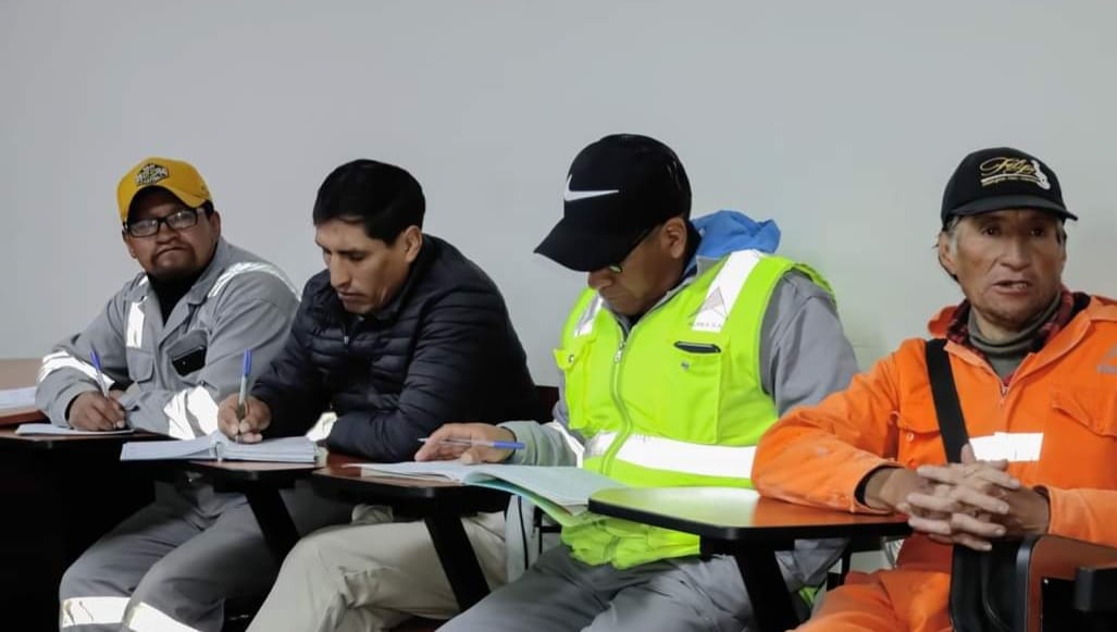 ABUSO. Por parte de la empresa AUREX, que opera en la Comunidad de Yurajhuanca en Pasco. Los trabajadores denuncian que AUREX no les paga hace cuatro meses y se burla citándoles a reuniones a los que no asisten o sólo prometen pagarles, pero no cumplen.