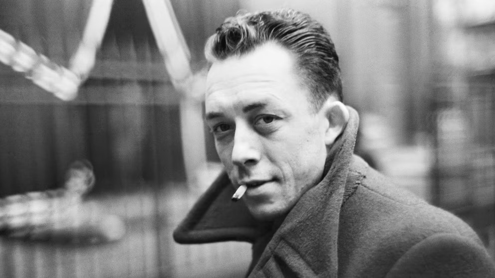 Albert Camus, filósofo: “Nadie se da cuenta de que algunas personas gastan una energía tremenda simplemente en ser normales”