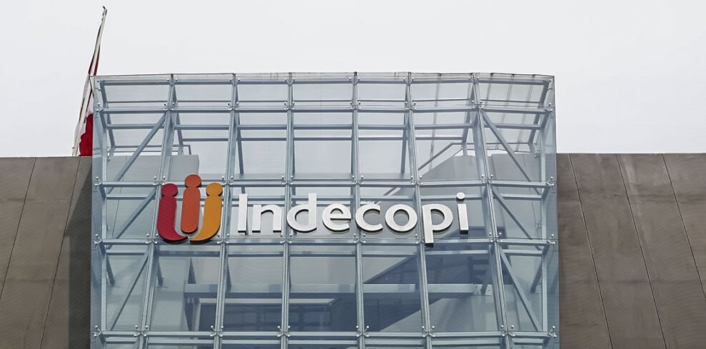 Sancionan a banco que no informó oportunamente a la denunciante que el tipo de cambio que se aplicaría a la operación de compra de dólares sería distinto al ofrecido