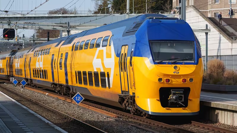 Llegan los trenes de dos pisos al país: confirmó el Gobierno que renovará la línea más usada con modelos hechos en el país