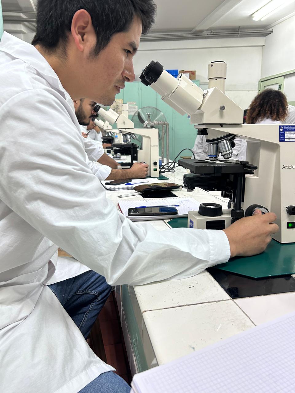 Becario crea envases biodegradables con tubérculo originario