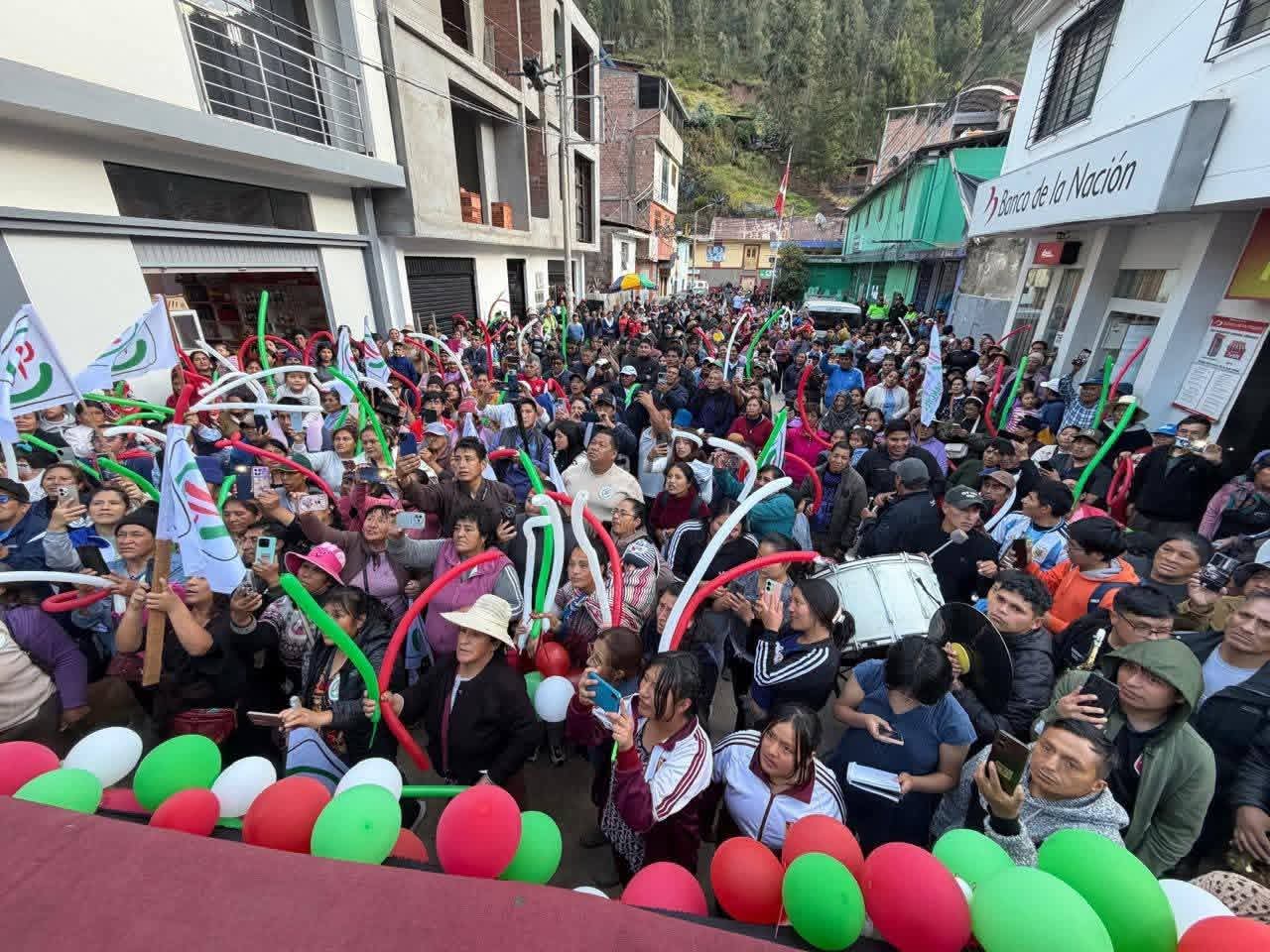 MULTITUDINARIO RECIBIMIENTO A ROBERTO SÁNCHEZ EN HUARIACA