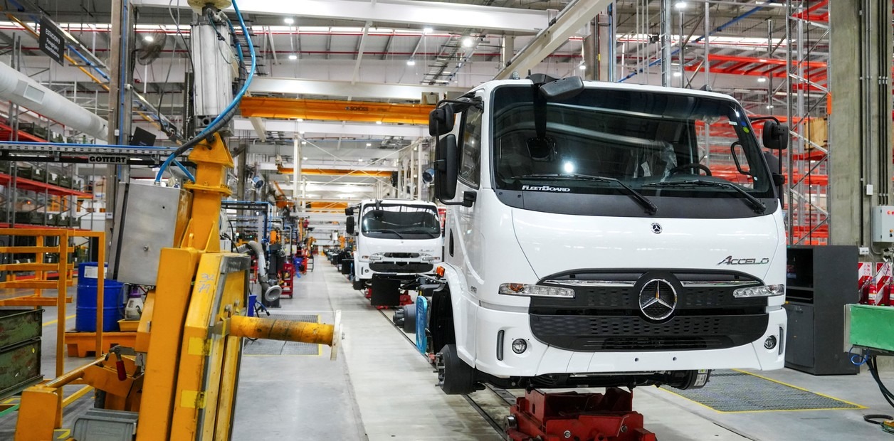 Primera fábrica de vehículos en 15 años: Mercedes Benz inauguró en Zárate su planta de camiones y buses