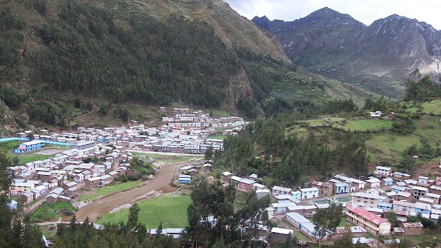 AUTORIDADES DEL GOREPA DEJAN “PLANTADOS” A POBLADORES DE CHINCHE TINGO PARA PUESTA DE PRIMERA PIEDRA