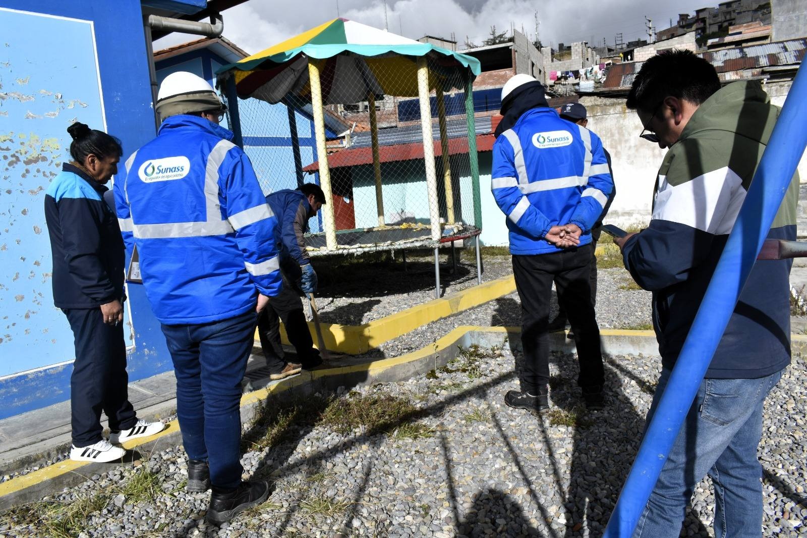 SUNASS Y EMAPA PASCO INTERVIENEN COLEGIO DE CHAUPIMARCA TRAS DESBORDE DE AGUAS RESIDUALES