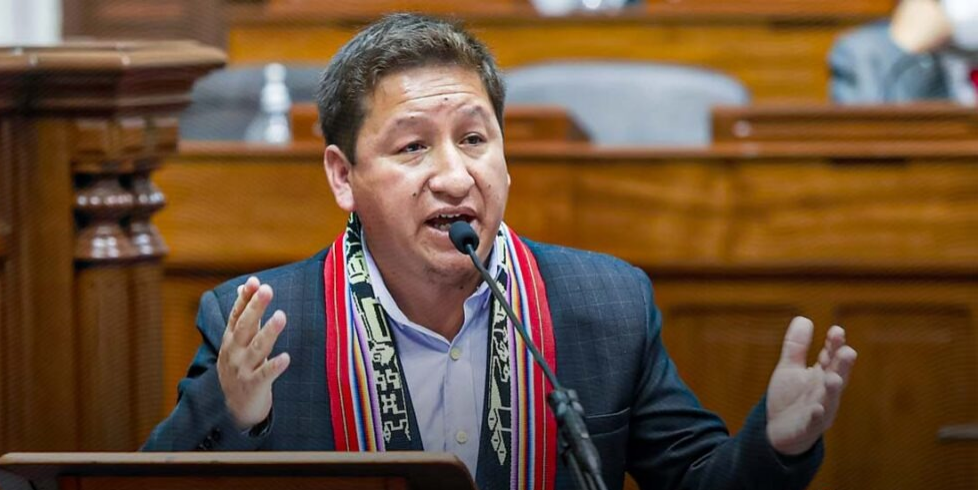 Plantean reconocer existencia de relación laboral para quienes prestan servicios al Estado por más de cinco años con recibo por honorarios