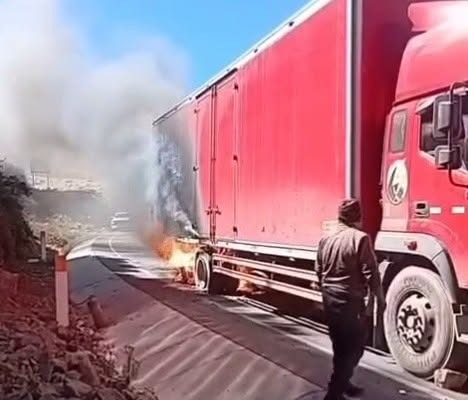 TRÁILER QUE TRANSPORTABA MATERIAL ELECTORAL SE INCENDIA EN LA CARRETERA CANTA –HUAYLLAY