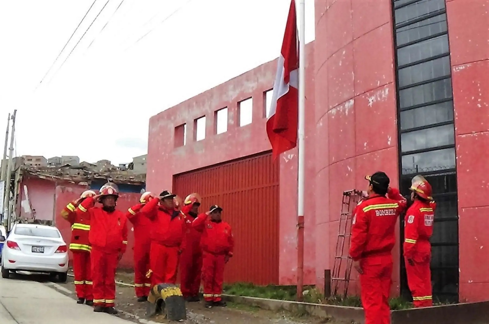 BOMBEROS CONTINÚAN ATENDIENDO EMERGENCIAS PESE A LIMITACIONES VEHICULARES