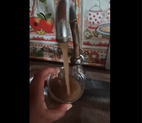 Alerta en Champamarca: Vecinos denuncian que el agua sale marrón de sus grifos