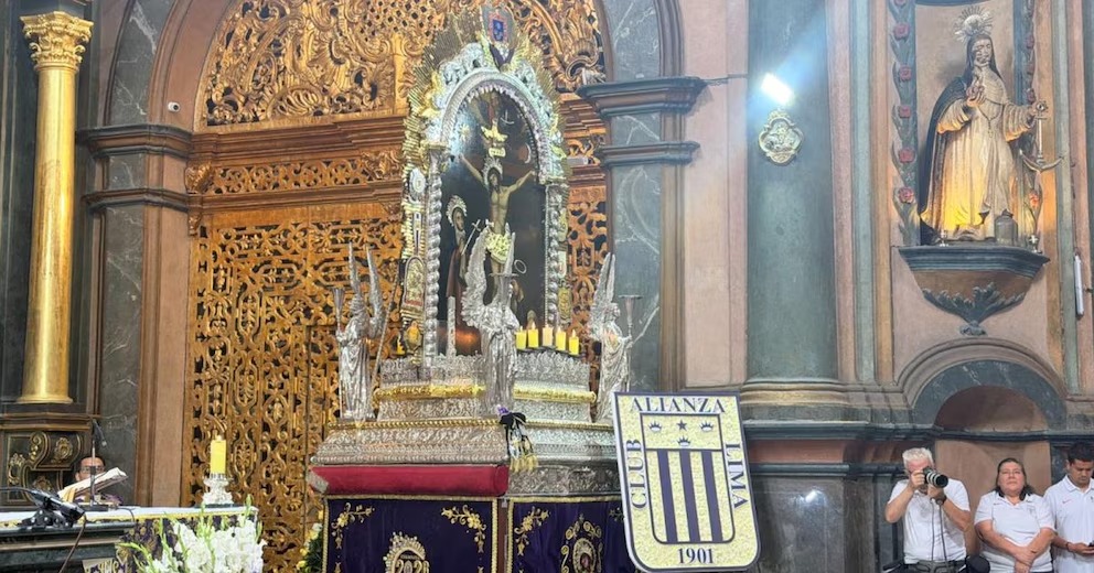 Alianza Lima rindió homenaje al Señor de los Milagros en Las Nazarenas