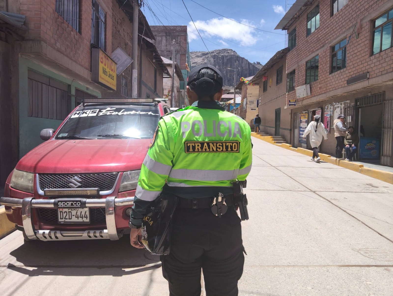 MUNICIPALIDAD DE HUAYLLAY Y POLICÍA NACIONAL REALIZAN OPERATIVO PARA RECUPERAR EL LIBRE TRÁNSITO VEHICULAR Y PEATONAL
